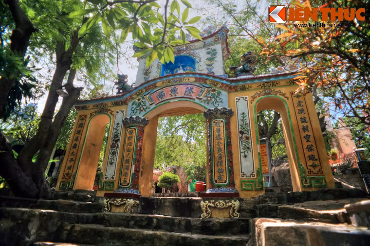 2. Tọa lạc ở cạnh vùng biển Cổ Thạch, thuộc xã Bình Thạnh, huyện Tuy Phong, tỉnh Bình Thuận, chùa Cổ Thạch (còn gọi chùa Đá Cổ, hay chùa Hang Bình Thuận) được khai sơn năm 1813 là một điểm hành hương và tham quan nổi tiếng của khu vực Nam Trung Bộ.