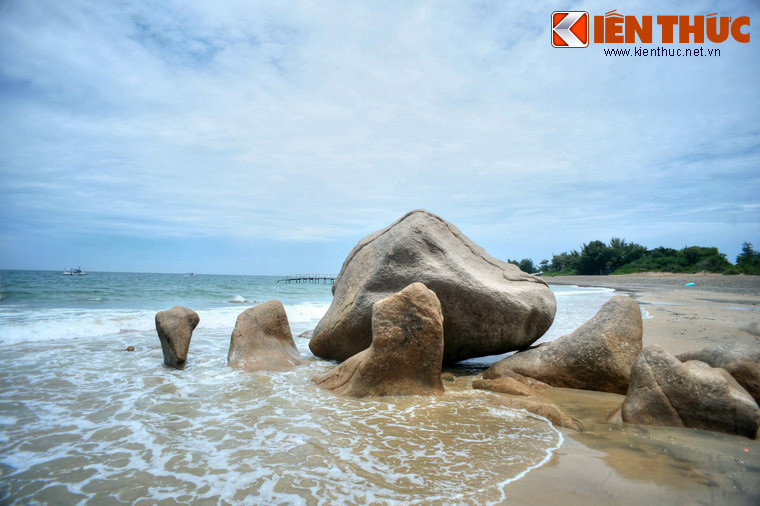 Sau khi viếng chùa, du khách có thể dạo chơi trên bãi biển Cổ Thạch, một bãi biển còn khá hoang sơ, có nhiều bãi đá hình thù lạ mắt.