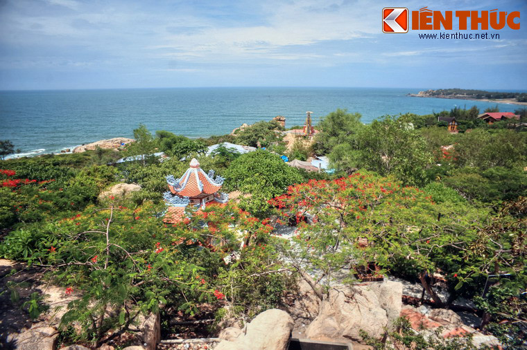 Trong khuôn viên chùa có một đỉnh núi gọi là đỉnh Linh Thứu, dựa theo tên gọi một đỉnh núi thiêng trong điển tích Phật giáo. Từ đỉnh Linh Thứu có thể quan sát cảnh quan thiên nhiên ngoạn mục của vùng biển Cổ Thạch.