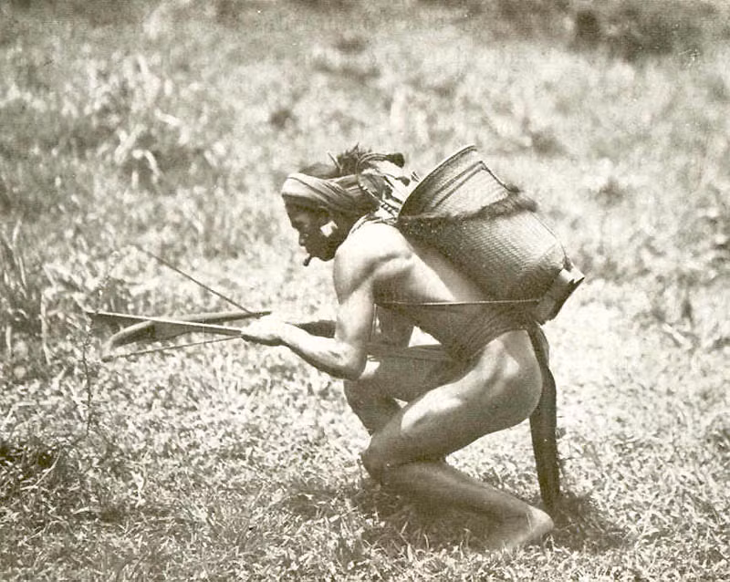 Môt người đàn ông dân tộc Stiêng săn bắn với nỏ ở Tây Nguyên. Ảnh: Belleindochine.free.fr.