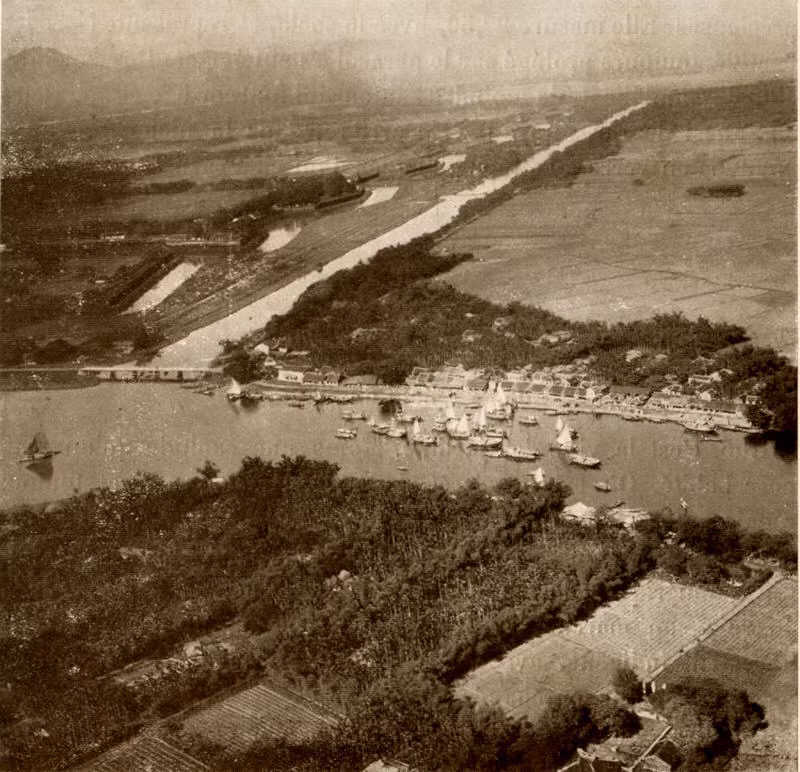 Sông Hương và góc Đông Bắc kinh thành Huế nhìn từ máy bay. Ảnh: Belleindochine.free.fr.