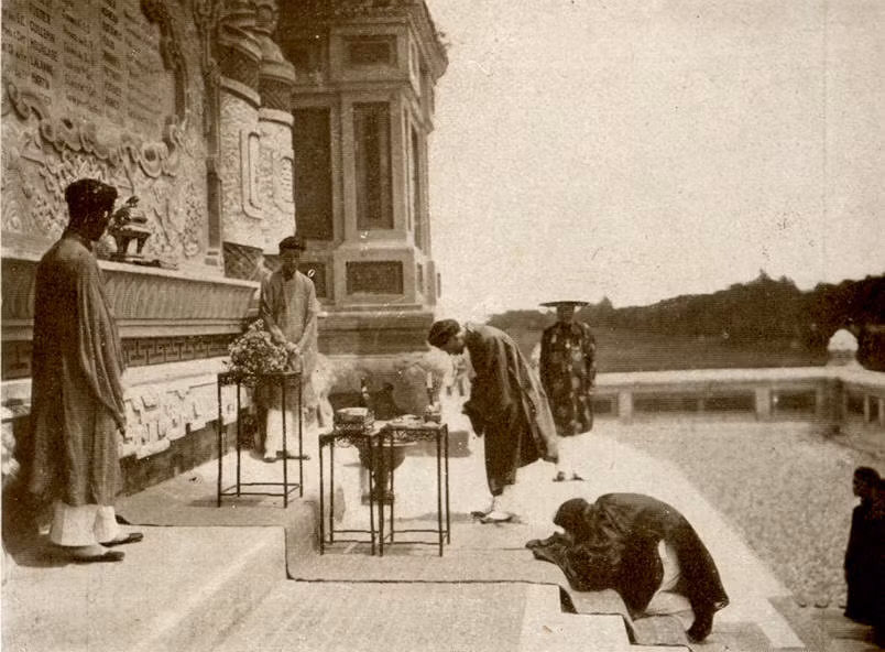 Dâng hương ở Đài tưởng niệm Chiến sĩ Trận vong, Huế. Ảnh: Belleindochine.free.fr.