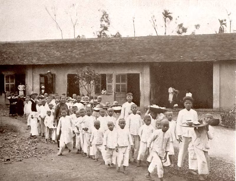 Bên trong cơ sở của Hiệp hội bảo vệ trẻ em người An Nam ở Hà Nội thời thuộc địa. Ảnh: Belleindochine.free.fr.