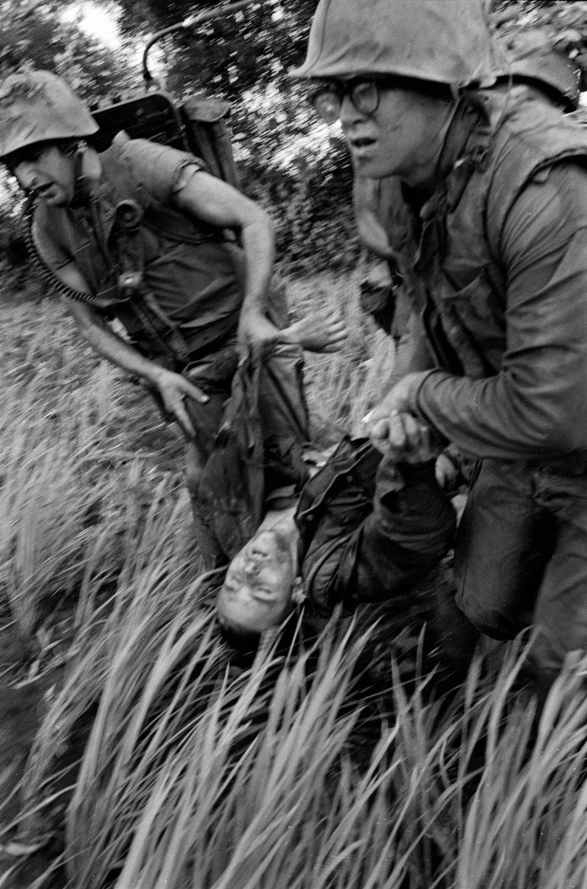 Một lính Mỹ bị thương được đồng đội chuyển về tuyến sau. Ảnh: Catherine Leroy.