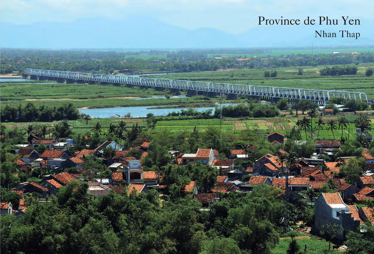 Cầu Đà Rằng và sông Đà Rằng ở Tuy Hòa (tỉnh Phú Yên), nhìn từ tháp Nhạn, một tòa tháp cổ của người Chăm. Ảnh: Books.google.com.vn.