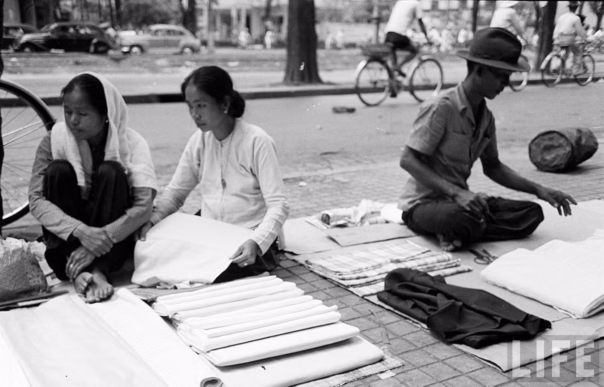 Hàng vải vỉa hè. Ảnh: Life.