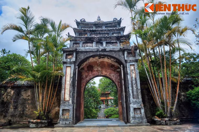 Khu tẩm điện kết thúc với Hoằng Trạch Môn.