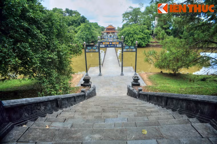 Bố cục kiến trúc đăng đối hoàn hảo của các hạng mục chính đã đem lại vẻ uy nghiêm cần có của công trình lăng mộ vua chúa.