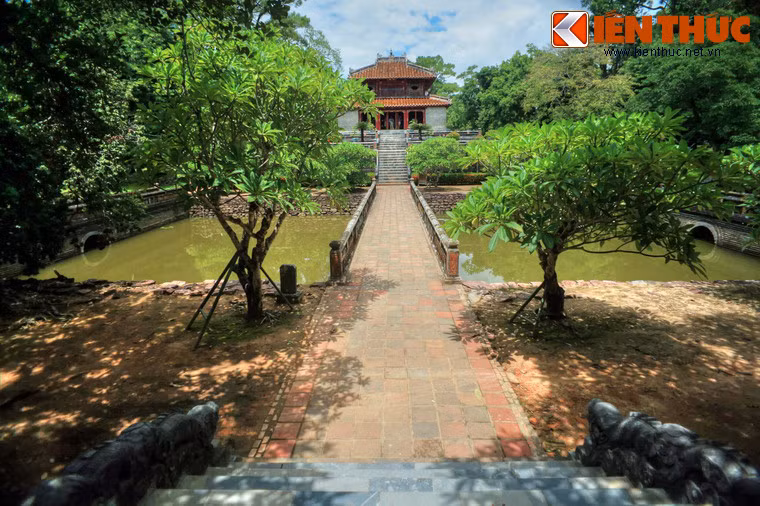 Bước qua Hoằng Trạch Môn là bắt đầu một không gian đầy thi vị với hồ Trừng Minh và và những hàng cây xanh tốt xung quanh.