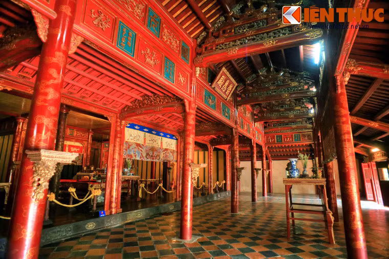 Ngoài ra, lăng Minh Mạng còn sở hữu một giá trị văn hóa nổi bật là gần 600 ô chữ chạm khắc các bài thơ trên Bi Đình, Hiển Đức Môn, điện Sùng Ân và Minh Lâu. Đây là những tuyệt tác vô giá, một "bảo tàng thơ" chọn lọc của nền thi ca Việt Nam đầu thế kỷ 19.