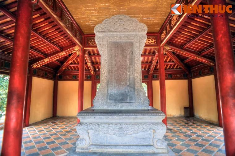 Bên trong Bi Đình có bia "Thánh đức thần công" bằng đá ghi bài văn bia của vua Thiệu Trị viết về tiểu sử và công đức của vua cha Minh Mạng.