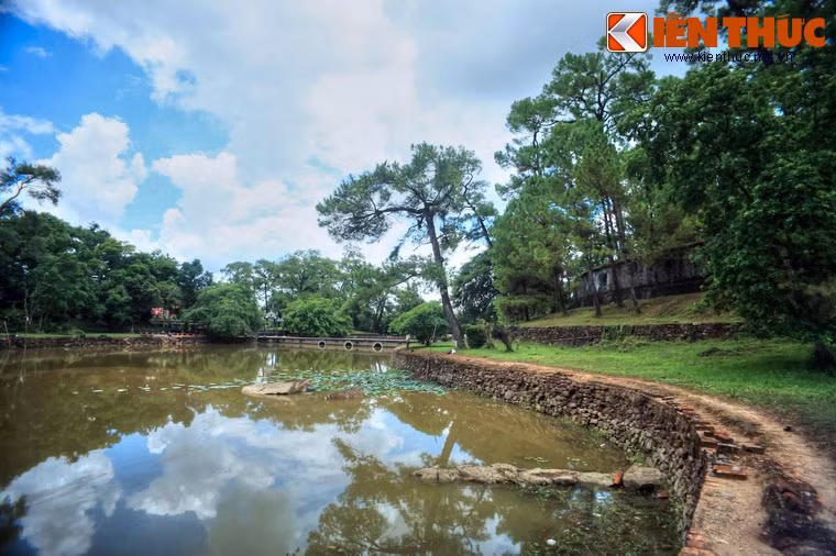 Hồ Tân Nguyệt là hồ nước được tạo hình như trăng non, là yếu tố "Âm" bao bọc, che chở cho yếu tố "Dương" là Bửu Thành - biểu tượng của mặt trời. Kết cấu kiến trúc này thể hiện quan niệm của cổ nhân về sự biến hóa ra muôn vật.