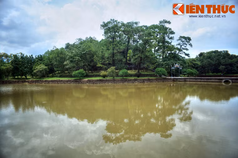 Hình tròn của Bửu Thành nằm giữa những vòng tròn đồng tâm biểu trưng, được tạo nên từ hồ Tân Nguyệt, La Thành, núi non và đường chân trời như muốn thể hiện khát vọng ôm choàng Trái Đất và ước muốn làm bá chủ vũ trụ của vị vua quá cố