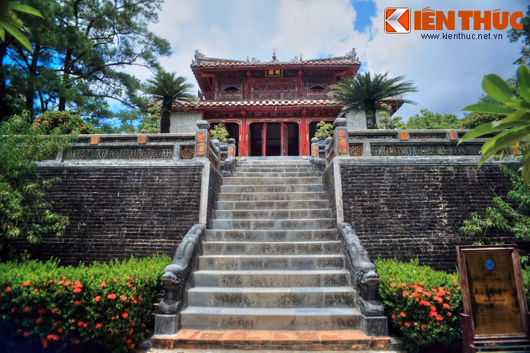 Tháng 8/1841, thi hài vua Minh Mạng được đưa vào chôn ở Bửu Thành, nhưng công việc xây lăng mãi đến đầu năm 1843 mới hoàn tất.