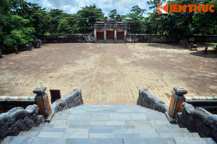 Không lâu sau đó, vua Minh Mạng lâm bệnh qua đời vào tháng 1/1841. Vua Thiệu Trị lên nối ngôi, chỉ một tháng sau đã sai các quan đại thần Tạ Quang Cự, Hà Duy Phiên, Nguyễn Tri Phương chỉ huy gần 10.000 lính và thợ thi công tiếp công trình theo đúng họa đồ của vua cha để lại.