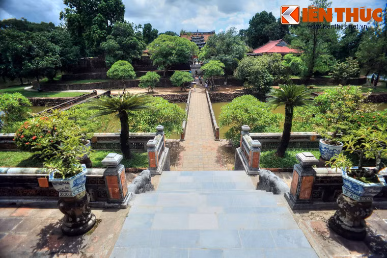 Theo đánh giá của giới nghiên cứu, các công trình cao thấp theo một nhịp điệu vần luật nhất quán, âm dương xen kẽ, đã tạo nên nét đẹp riêng cho lăng Minh Mạng.