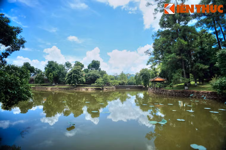 Điều này thể hiện qua những con đường đi dạo quanh co vòng quanh các hồ nước lớn và viền xung quanh lăng, xen lẫn với cây cối có các công trình kiến trúc nhỏ dùng để nghỉ chân ngắm cảnh