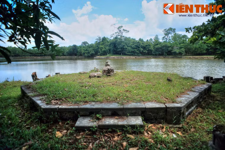 Điều này làm cho toàn bộ quần thể lăng dù uy nghiêm tột bậc nhưng vẫn gợi lên cảm giác thư thái do sự mềm mại của thiên nhiên.