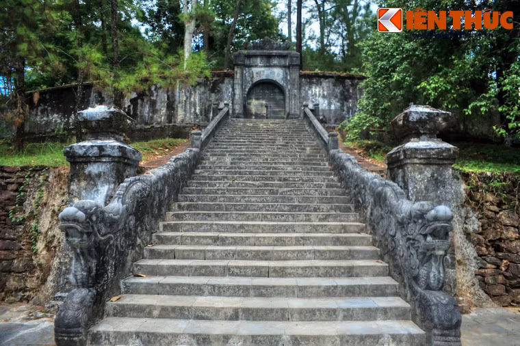 Từ chân Khải Trạch Sơn có 33 bậc cấp dẫn lên cổng của Bửu Thành, cánh cổng dẫn vào thế giới vĩnh hằng của người đã khuất.