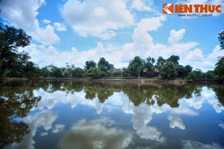 Bên cạnh đó, sự hài hòa giữa các công trình nhân tạo và cảnh quan thiên nhiên cũng đem lại giá trị kiến trúc đặc sắc cho lăng Minh Mạng.