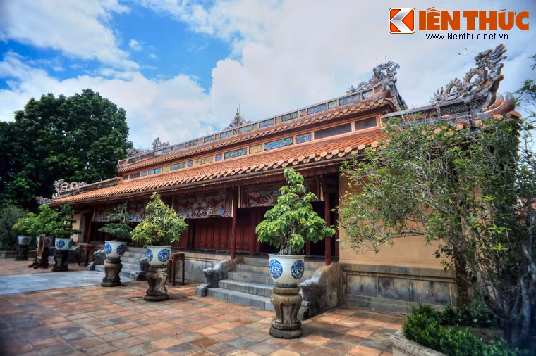 Điện Sùng Ân nằm ở trung tâm khu vực tẩm điện.