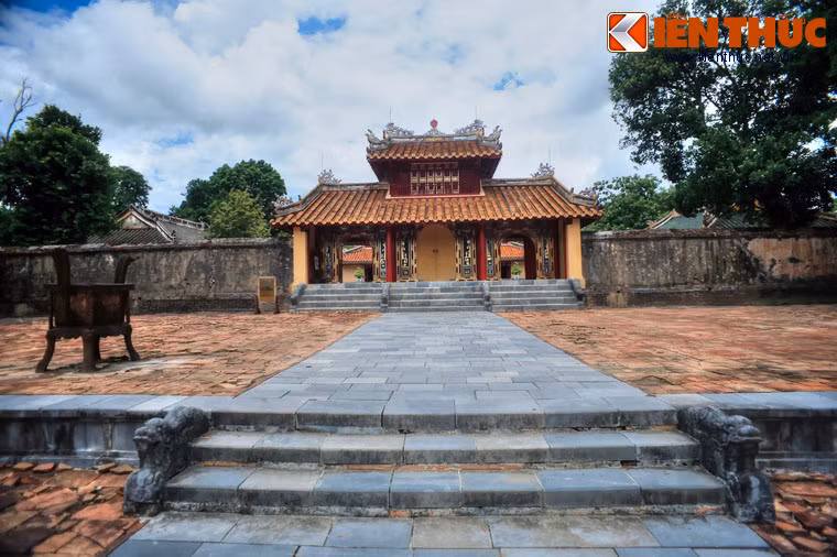 Cuối sân triều lễ là Hiển Đức Môn, cánh cổng mở đầu cho khu vực tẩm điện, được giới hạn trong một lớp thành hình vuông biểu trưng cho mặt đất.