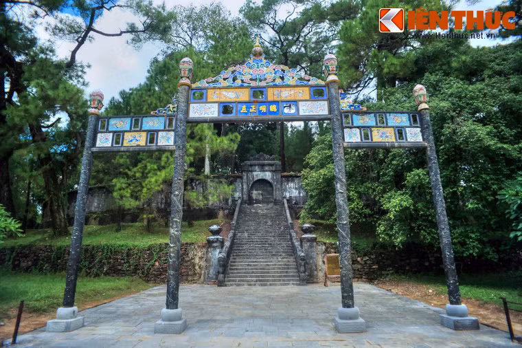 Mộ vua nằm giữa tâm một quả đồi mang tên Khải Trạch Sơn, được giới hạn bởi Bửu Thành hình tròn.