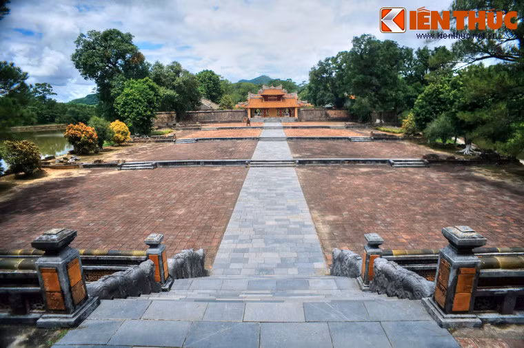 Sau Bi Đình là khoảng sân triều lễ được chia làm bốn bậc lớn nhằm giảm bớt cảm giác choáng ngợp của con người trước sự mênh mông của kiến trúc.