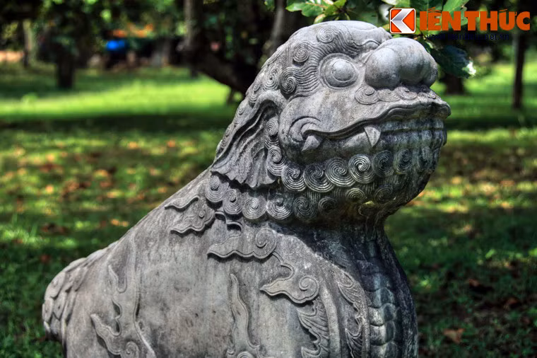 Ngược dòng lịch sử. Tháng 2/1820, vua Gia Long băng hà. Hoàng tử thứ tư là Nguyễn Phúc Đảm lên ngôi, lấy niên hiệu là Minh. Làm vua được 7 năm, Minh Mạng cho người đi tìm đất để xây dựng Sơn lăng cho mình.