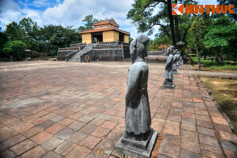 Sau Đại Hồng Môn là Bái Đình, một khoảng sân rộng 45m x 45m lát gạch Bát Tràng, hai bên có hai hàng tượng quan văn võ, voi ngựa bằng đá đứng chầu