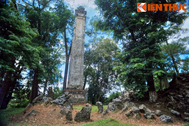 Hai bên Minh Lâu, về phía sau là hai trụ biểu uy nghi dựng trên Bình Sơn và Thành Sơn mang ý nghĩa nhà vua đã "bình thành công đức" trước khi về cõi vĩnh hằng.