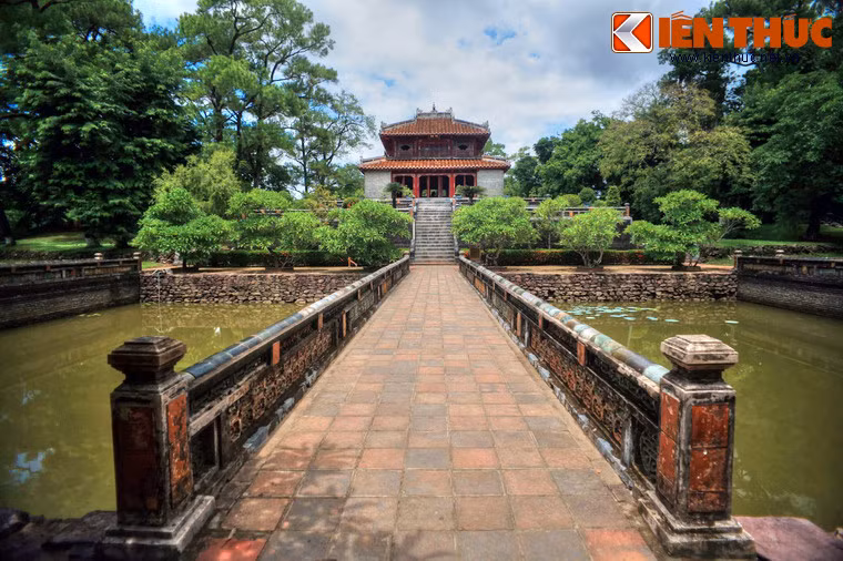 Minh Lâu nghĩa là lầu sáng, nơi nhà vua suy tư vào những đêm hè trăng thanh gió mát. Đây là công trình mang giá trị kiến trúc nổi bật của khu lăng.