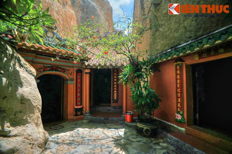 Quần thể kiến trúc của chùa gồm nhiều am, điện, cốc liên hoàn với nhau trên khu đồi đá tự nhiên rộng lớn. Chính điện của chùa nằm trên một khu đất rộng bằng phẳng, dựa lưng vào các phiến đá lớn. Nhiều điện, am thờ được xây giữa những tảng đá to, hoặc trong các hang đá tự nhiên.