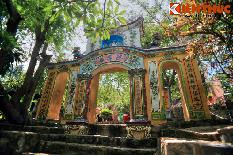 1. Tọa lạc ở cạnh vùng biển Cổ Thạch, thuộc xã Bình Thạnh, huyện Tuy Phong, tỉnh Bình Thuận, chùa Cổ Thạch (còn gọi chùa Đá Cổ, hay chùa Hang Bình Thuận) được khai sơn năm 1813 là một điểm hành hương và tham quan nổi tiếng của khu vực Nam Trung Bộ.