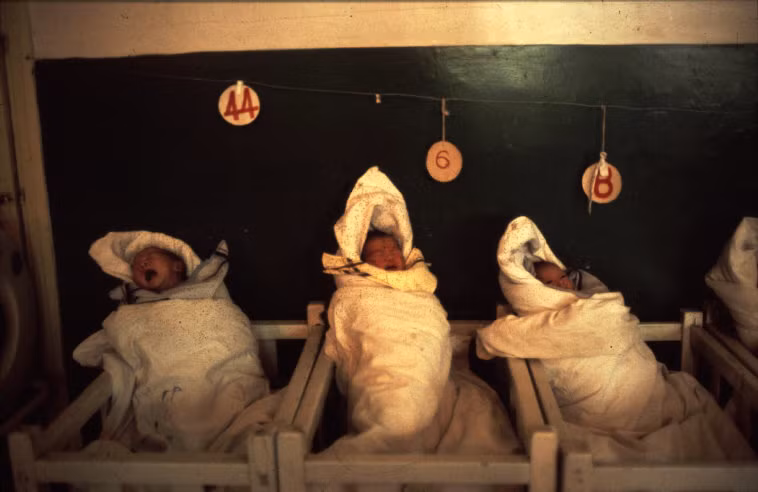 Trẻ sơ sinh trong bệnh viện. Ảnh: Eve Arnold / Magnum Photos.