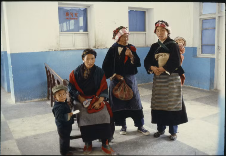 Phụ nữ và trẻ em người Tây Tạng trong phòng chờ của một bệnh viện ở Lhasa năm 1979. Ảnh: Eve Arnold / Magnum Photos.