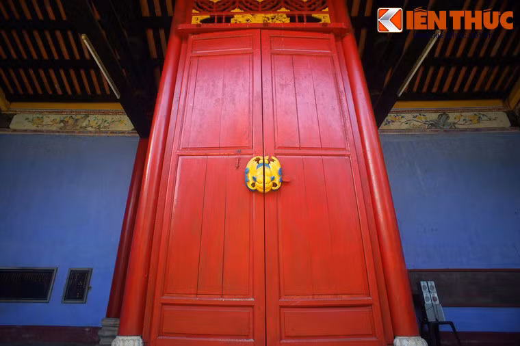 Theo lời bà kể, khi viên đội trưởng trong vệ Tuyển Phong tên Trần Hựu ăn uống ở quán bà nhưng không đủ tiền trả nên rút chiếc nhẫn cầm tạm. Bà chủ xem kỹ nhận ra chiếc nhẫn bảo vật của chồng liền vặn hỏi. Trần Hựu lúc đầu tìm cách chối, sau chịu theo bà đến nha môn trình việc.