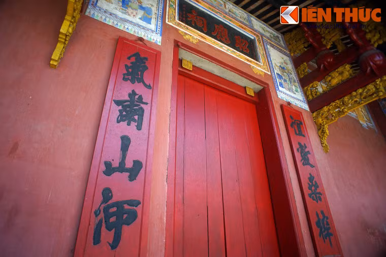 Trên cổng có tấm biển khắc chữ "Chiêu Ứng Từ". Hai tấm liễn ở hai bên có các câu: "Để tưởng nhớ đến những đồng hương kính mến" và "Uy danh của các vị bao trùm khắp vũ trụ".