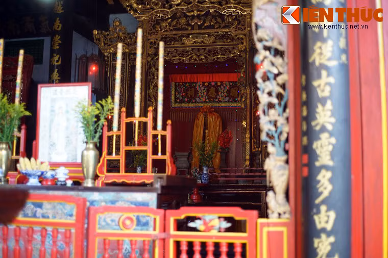 Đằng sau là bàn thờ nhỏ với bài vị của 108 người Hoa gốc Hải Nam chết trong một vụ thảm án thời vua Tự Đức.