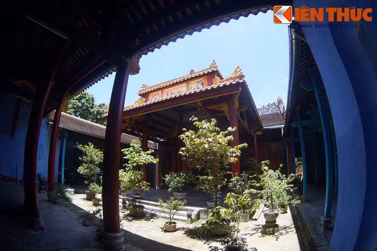 Hai bên tòa đình có hai phòng lớn trông như lớp học dùng làm phòng họp của hội người Hải Nam.