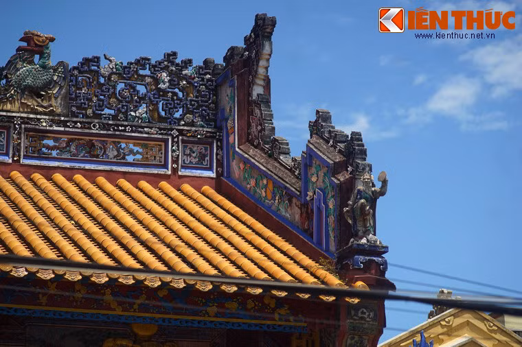 Nội, ngoại thất các kiến trúc chính của Chiêu Ứng Từ đều trang trí bằng phù điêu gốm màu sản xuất từ Trung Quốc với các hình tượng cá gáy hóa rồng, chữ Phúc, Lộc, Thọ, thơ văn chữ Hán viết trên tường bằng bột màu...