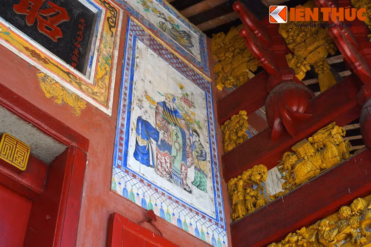 Trên cổng có nhiều tranh vẽ, họa tiết điêu khắc thể hiện các nhân vật trong tuồng Tàu.