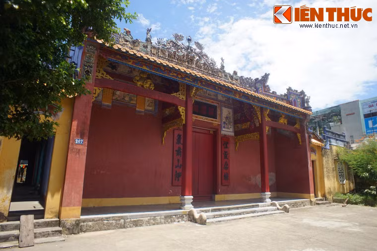 Cổng chính của Chiêu Ứng Từ được xây theo kiểu nhà có mái, cao 7 m, dài 13 m, rộng 5 m, chia làm ba gian, các cánh cửa đều bằng gỗ.