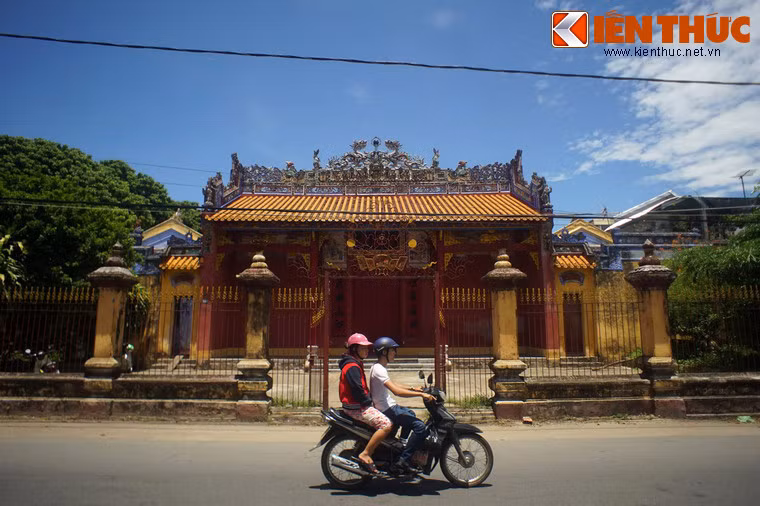 Miếu nằm trong khuôn viên rộng khoảng 400 mét vuông, tường rào và cổng trước bằng sắt dẫn vào sân ngoài lát bằng gạch. Hai bên sát tường có hai bồn hoa lớn.