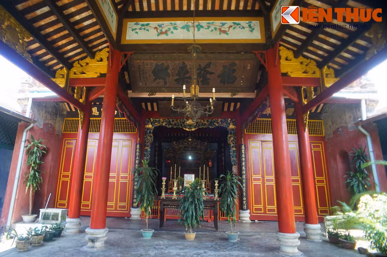 Chính điện nằm sau tòa đình, gồm ba gian, dài 12 m, rộng 8,4 m.