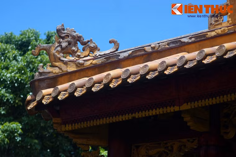 Từ lời kêu oan của bà chủ quán ở phố Gia Hội, quan Thượng thư Bộ binh gọi thêm nhân chứng điều tra, làm tờ tâu rằng bọn Xích giết càn và mạo xưng công lại.