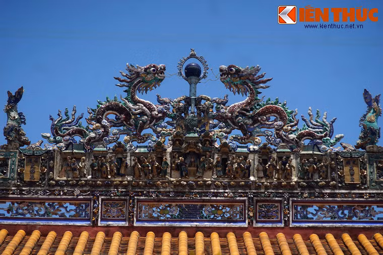 Nóc quyết đắp tứ linh tinh xảo, rực rỡ.