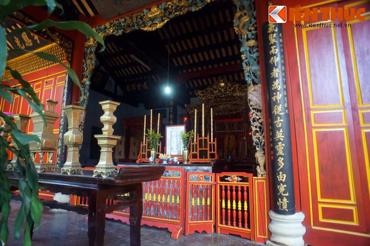 Giữa chính điện của ngôi miếu là bàn thờ bài trí trang nghiêm với lư hương, các lọ cắm.