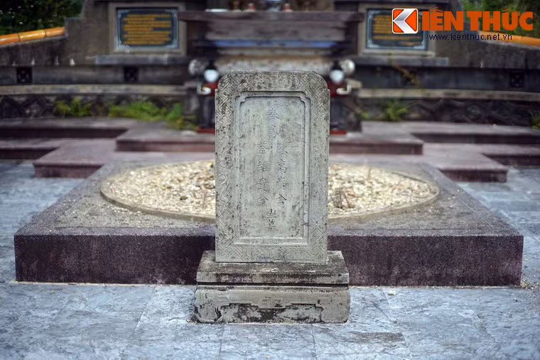 Trước mộ là tấm bia dựng từ năm 1956.