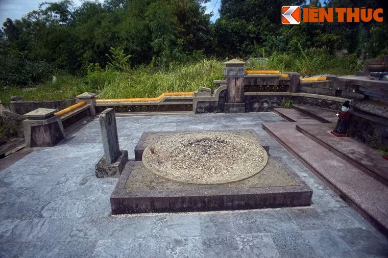 Ngôi mộ xưa là nấm đất sỏi hình tròn vẫn được bảo tồn nguyên vẹn.